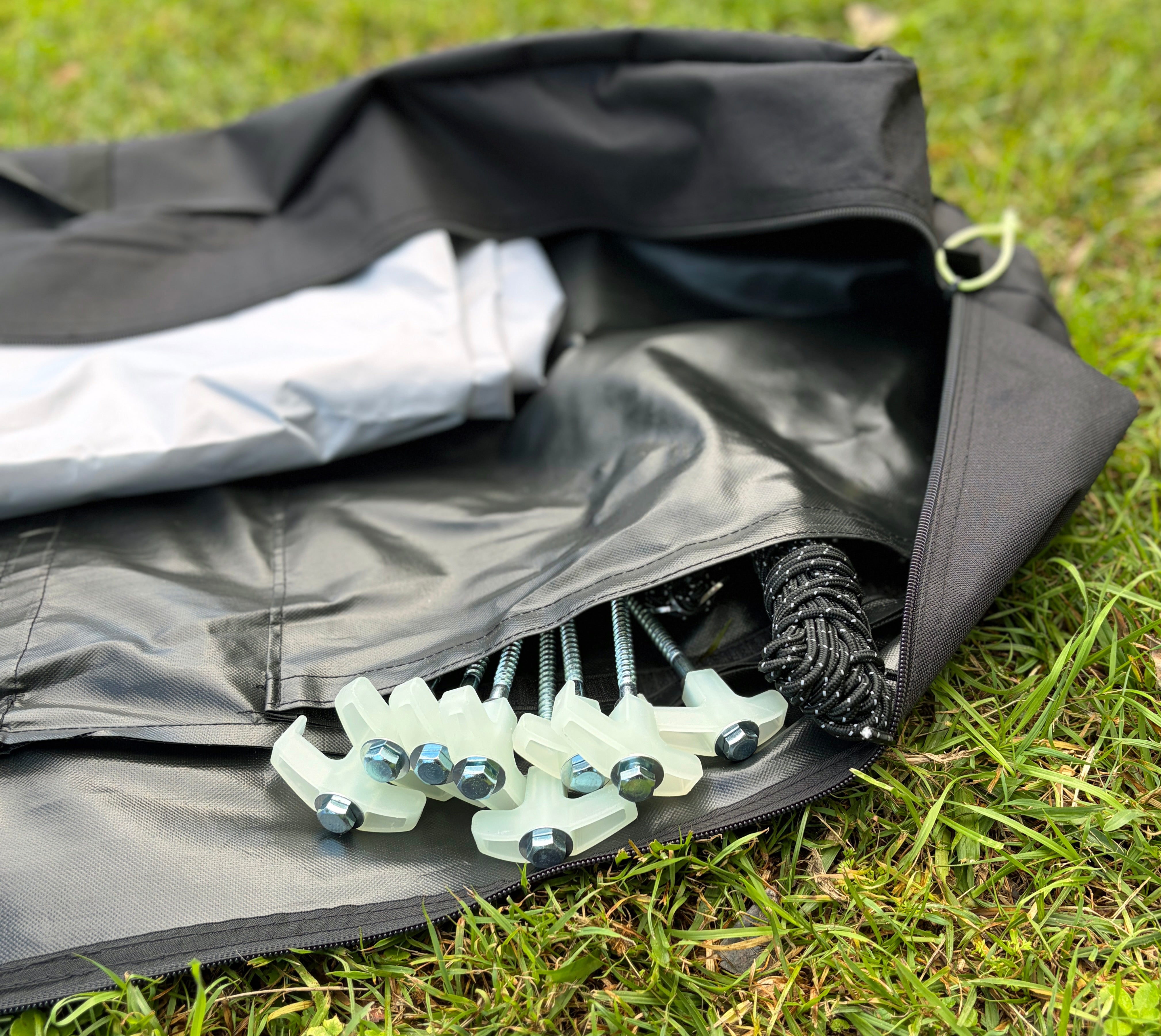 RapidPack pop up tent bag has two internal pockets. One for the pegs and guy ropes. One for the corner rods.